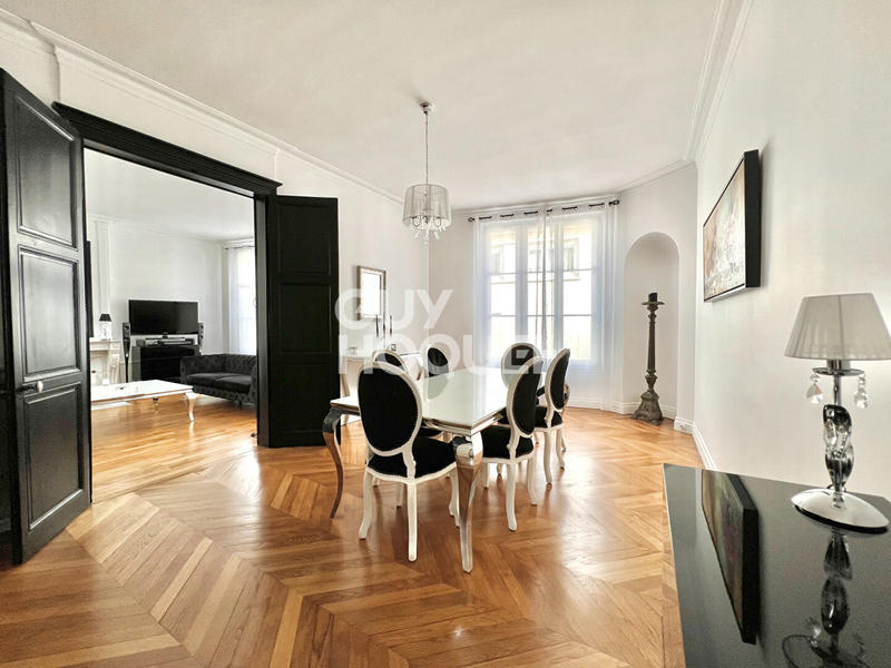 Maison - 273 m² - 10 pièces