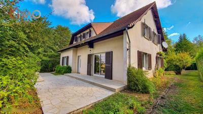 Maison traditionnelle - 166 m² - 8 pièces