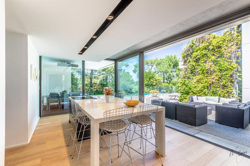 Maison contemporaine - 332 m² - 8 pièces