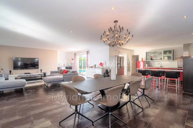 Maison - 220 m² - 5 pièces