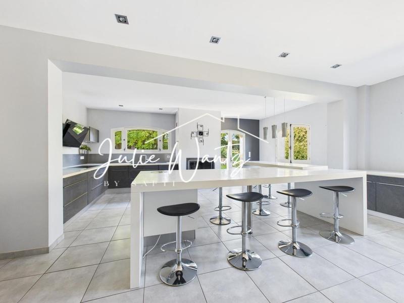 Maison - 400 m² - 8 pièces