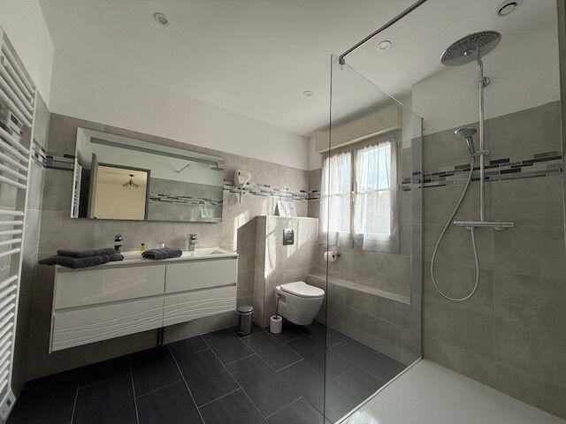 Maison - 218 m² - 8 pièces