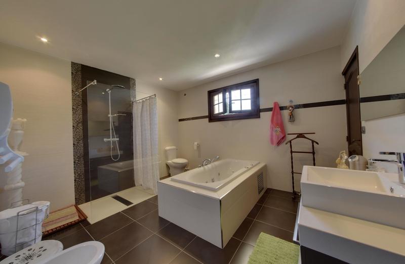 Propriété - 244 m² - 7 pièces