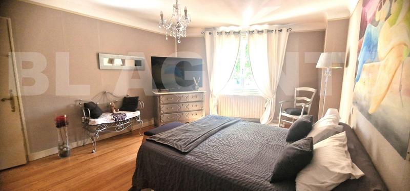 Maison - 220 m² - 7 pièces