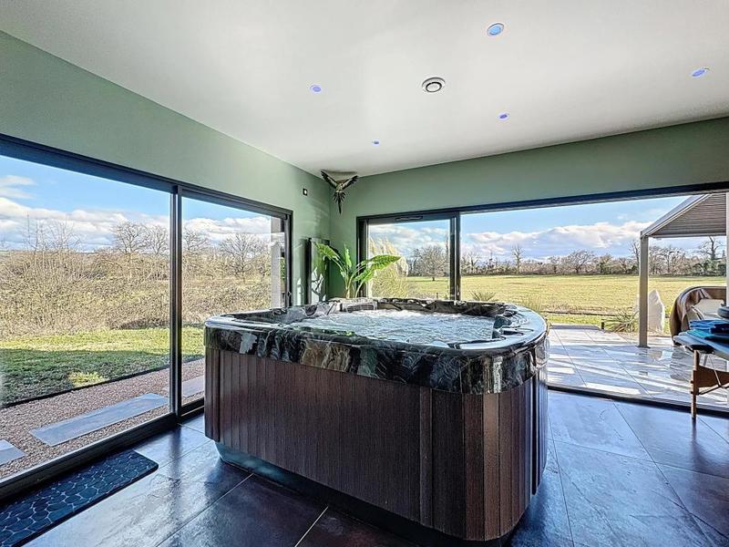 Maison - 260 m² - 10 pièces