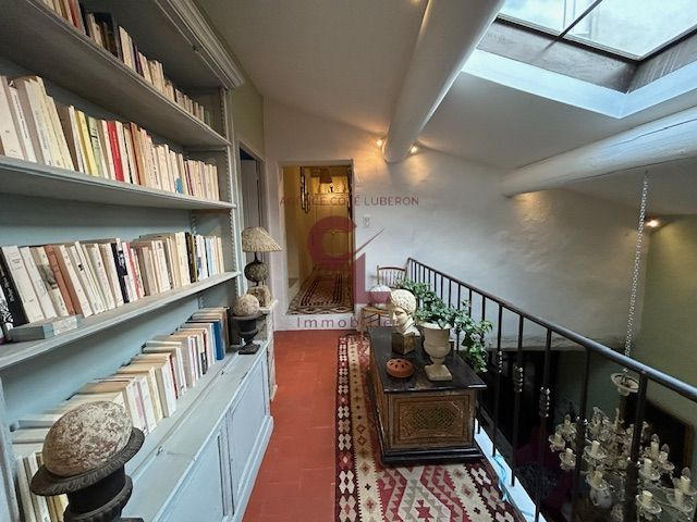 Maison - 285 m² - 9 pièces