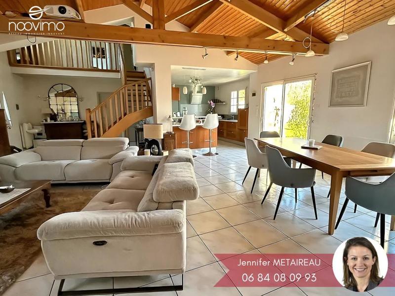 Maison - 222 m² - 9 pièces