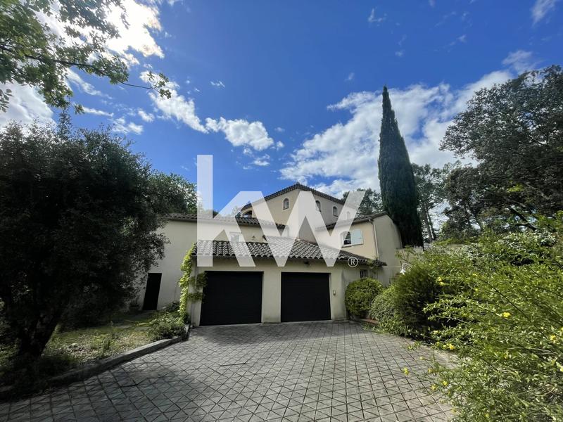 Maison - 217 m² - 7 pièces