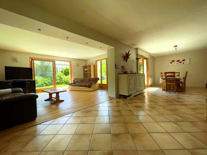 Maison traditionnelle - 211 m² - 8 pièces