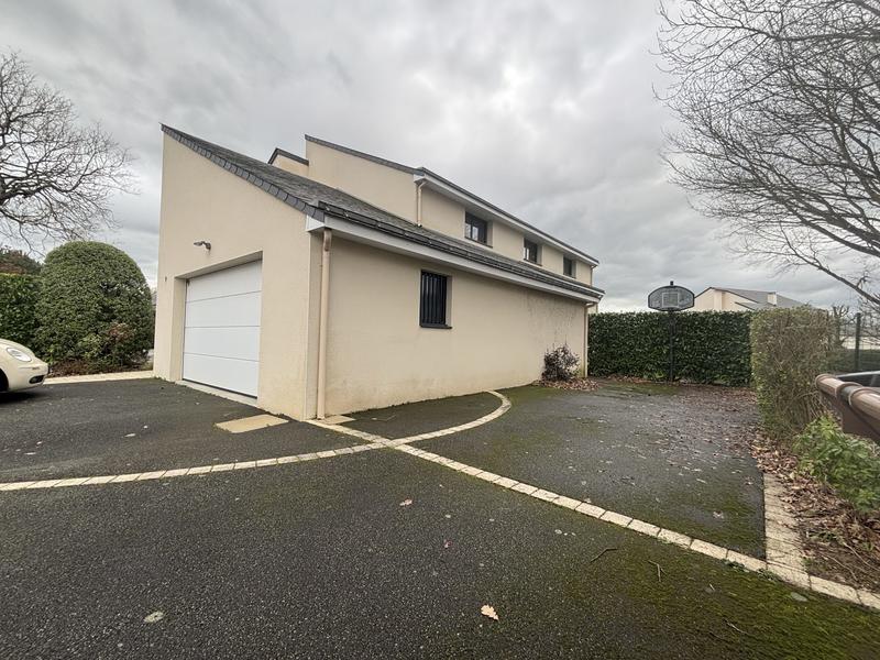 Maison traditionnelle - 225 m² - 7 pièces