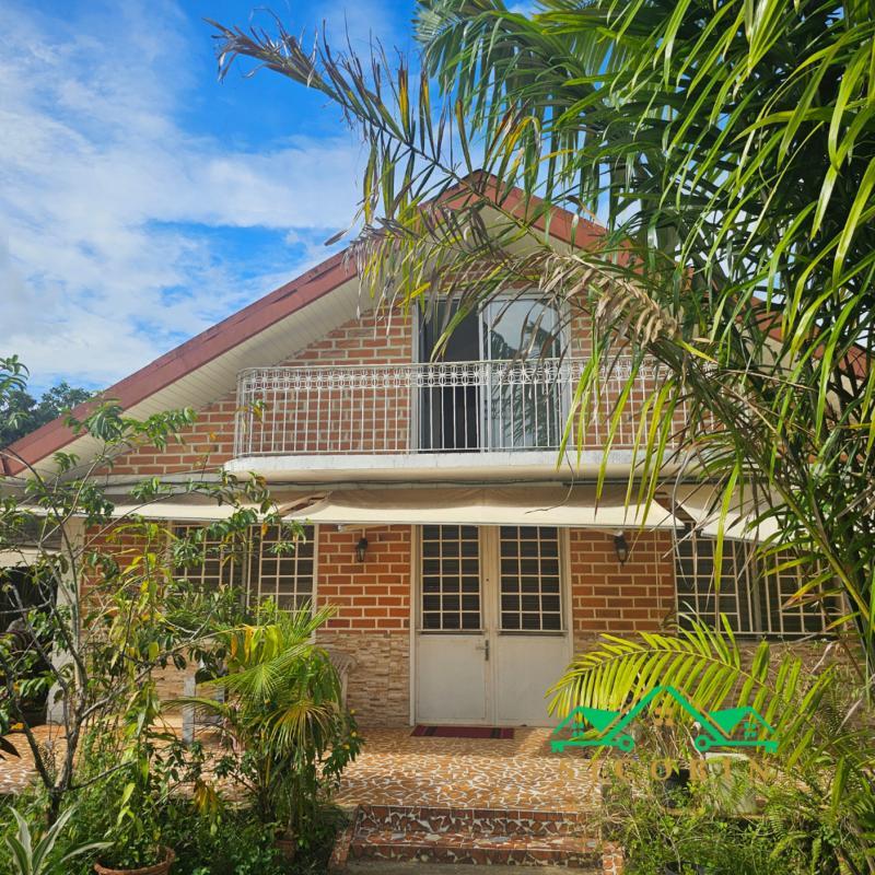 Maison - 225 m² - 9 pièces