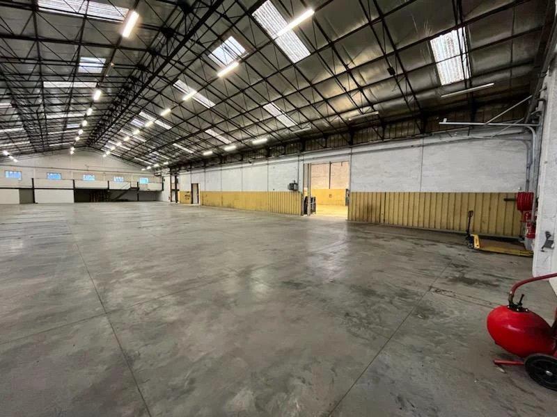 Entrepôt - 4 305 m²
