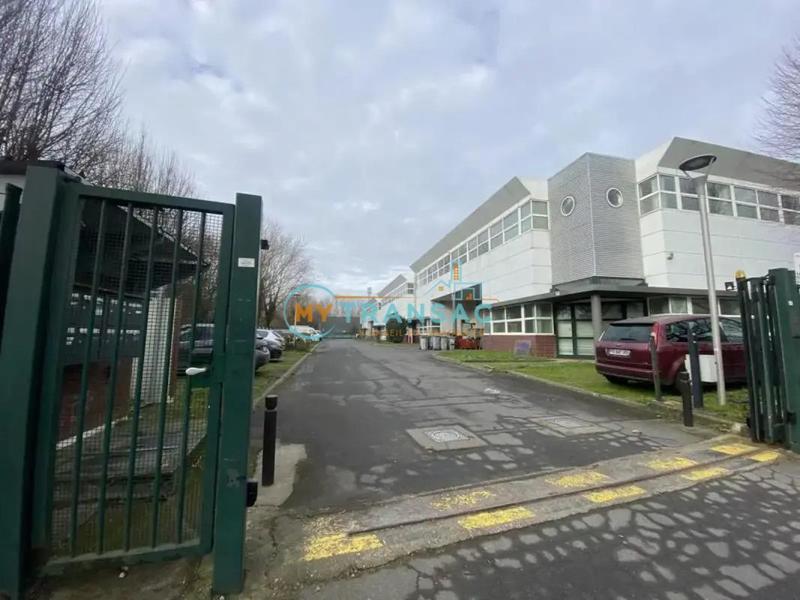 Local d'activité / Entrepôt - 366 m²