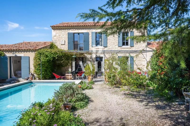 Maison - 255 m² - 9 pièces