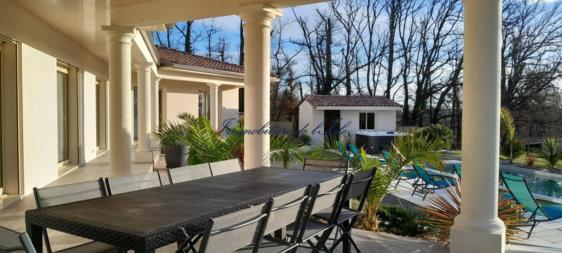 Maison - 235 m² - 8 pièces