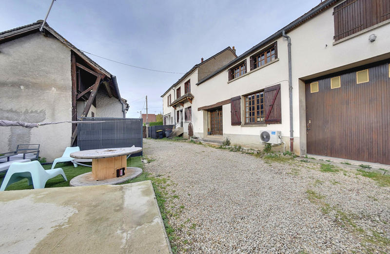 Maison - 180 m² - 7 pièces