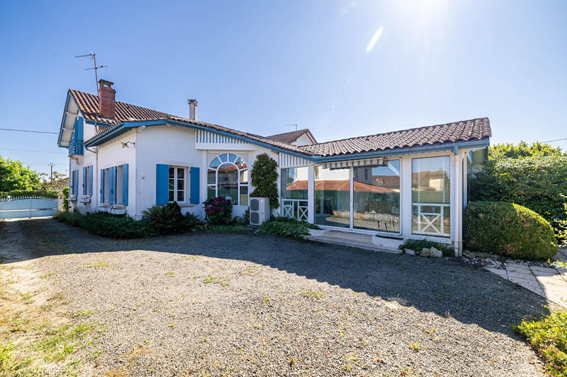 Maison - 240 m² - 8 pièces