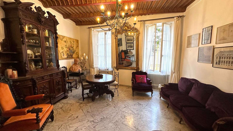 Maison - 320 m² - 12 pièces