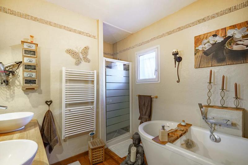 Propriété - 207 m² - 9 pièces