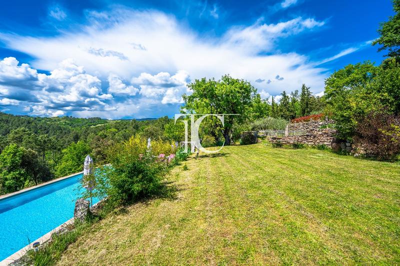 Maison - 300 m² - 12 pièces