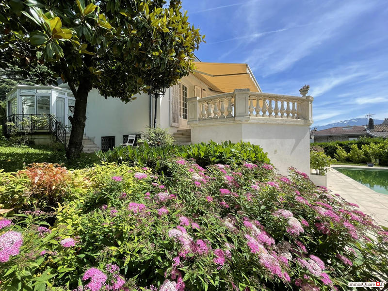 Villa - 249 m² - 9 pièces