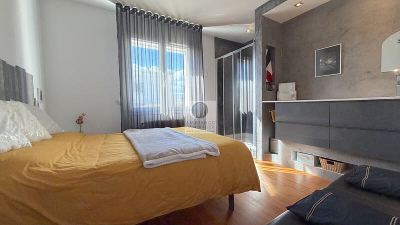 Maison - 185 m² - 9 pièces