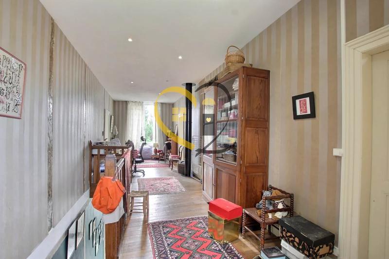 Maison - 222 m² - 8 pièces