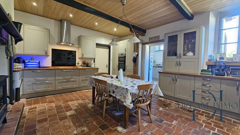 Maison - 334 m² - 6 pièces