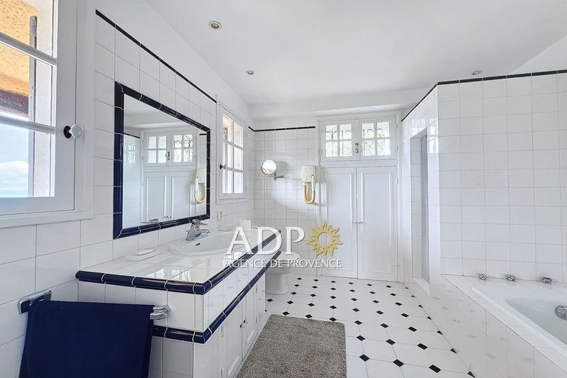 Maison - 210 m² - 6 pièces