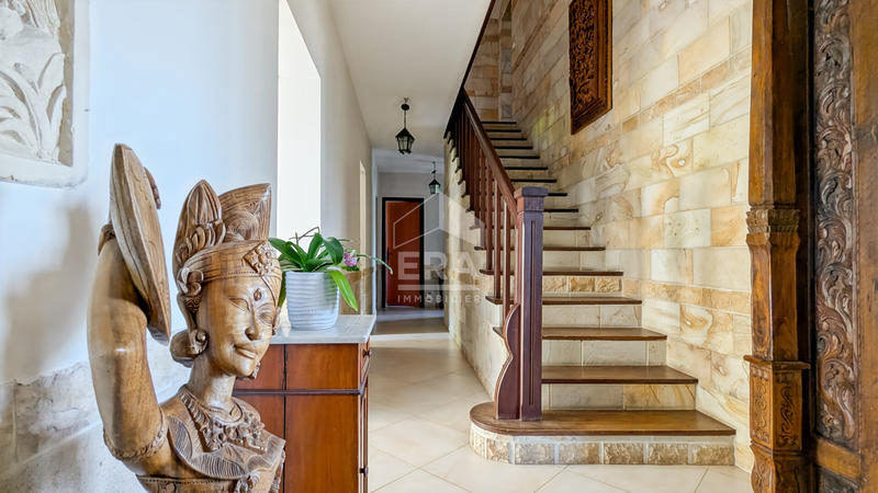 Maison - 225 m² - 9 pièces