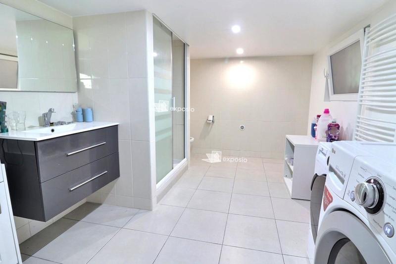 Maison - 240 m² - 7 pièces