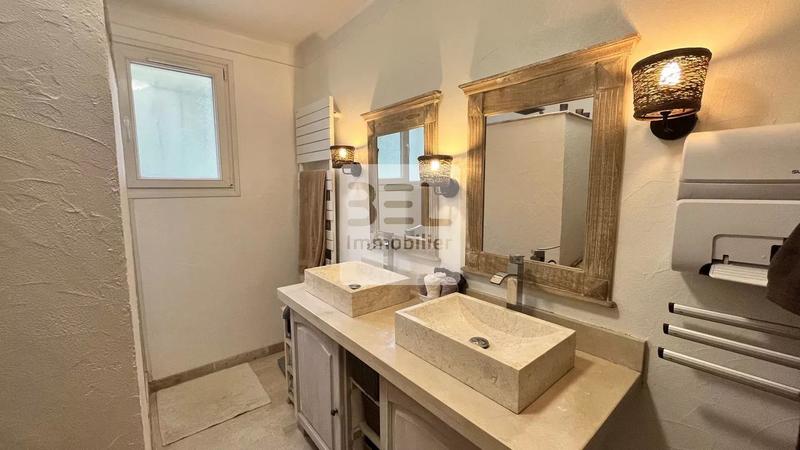 Propriété - 244 m² - 8 pièces