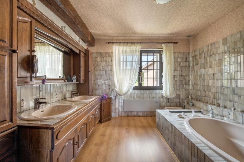 Maison - 238 m² - 8 pièces