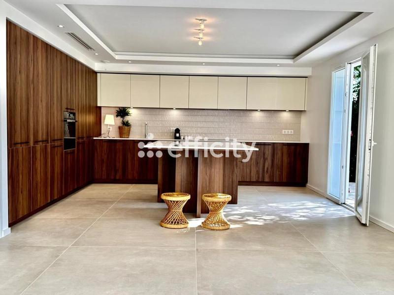 Pavillon - 265 m² - 7 pièces