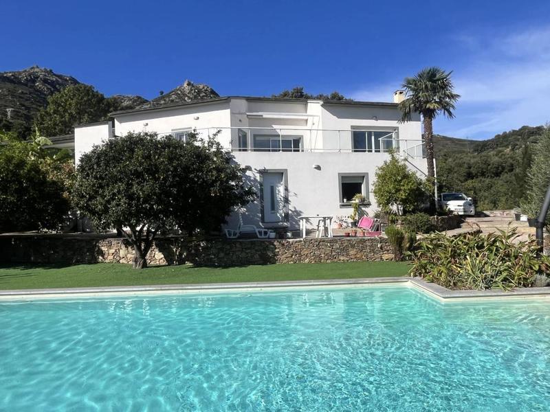 Propriété - 305 m²