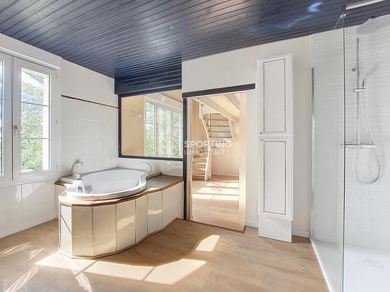 Maison - 400 m² - 8 pièces