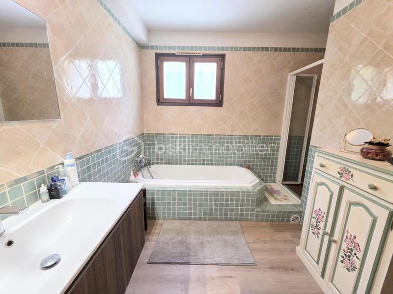 Propriété - 182 m² - 6 pièces