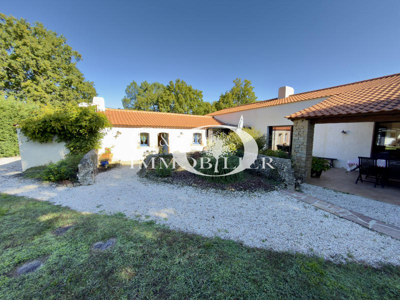 Maison - 235 m² - 7 pièces