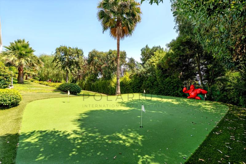 Villa - 1 400 m² - 15 pièces