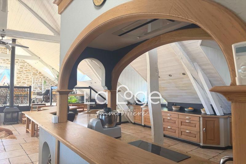 Maison - 6 360 m² - 10 pièces