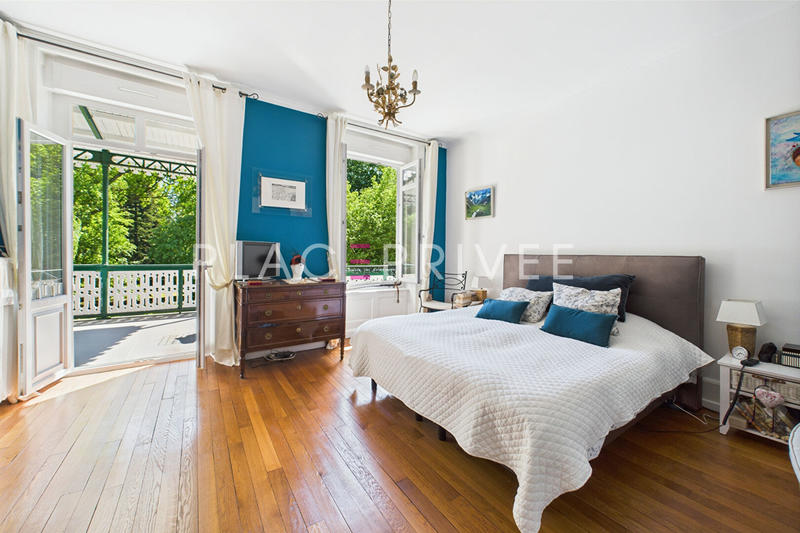 Maison - 325 m² - 10 pièces