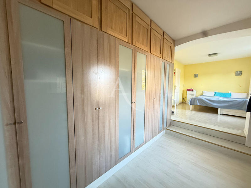 Maison - 232 m² - 8 pièces