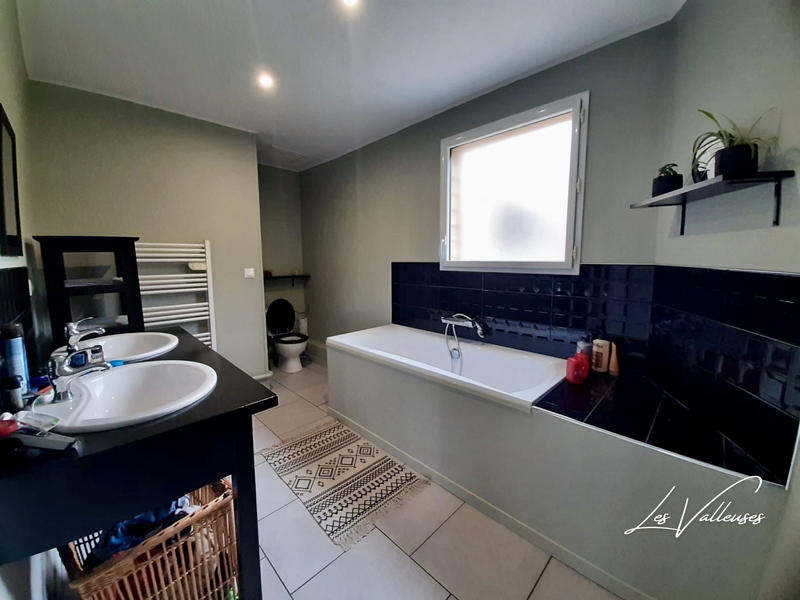 Maison - 220 m² - 6 pièces