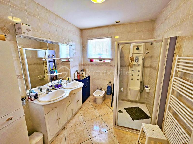 Maison traditionnelle - 230 m² - 7 pièces