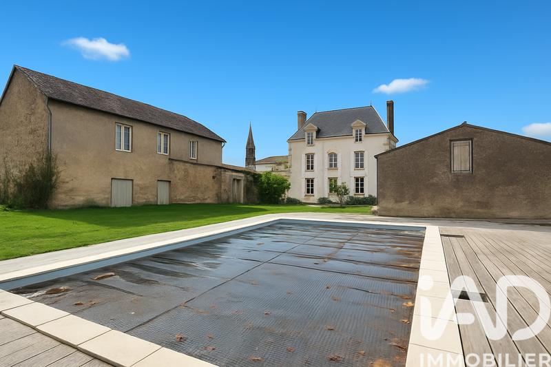 Maison - 285 m² - 9 pièces