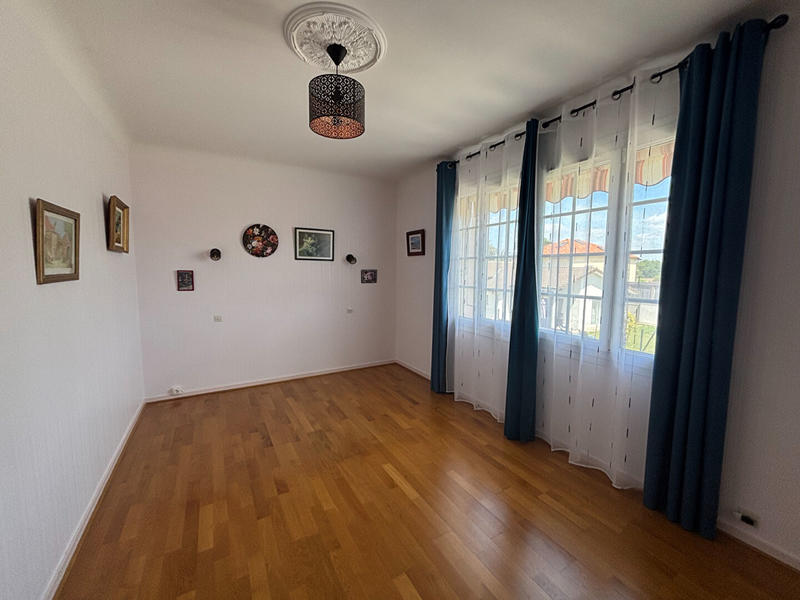 Maison - 250 m² - 7 pièces