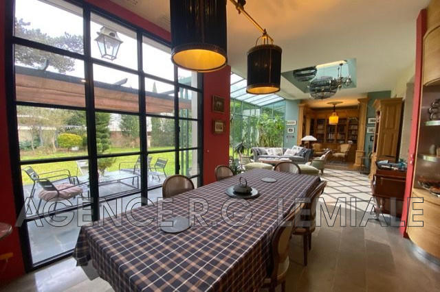 Maison - 326 m² - 12 pièces