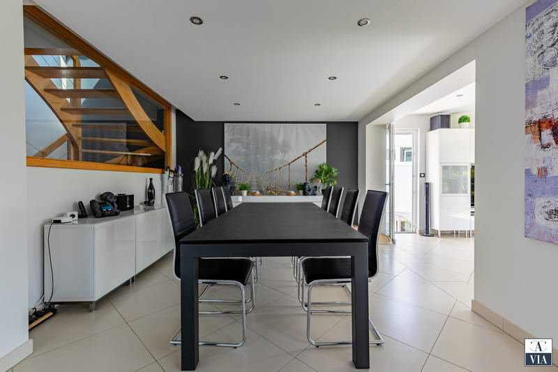 Maison - 235 m² - 8 pièces