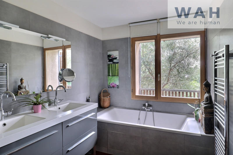 Maison - 300 m² - 10 pièces