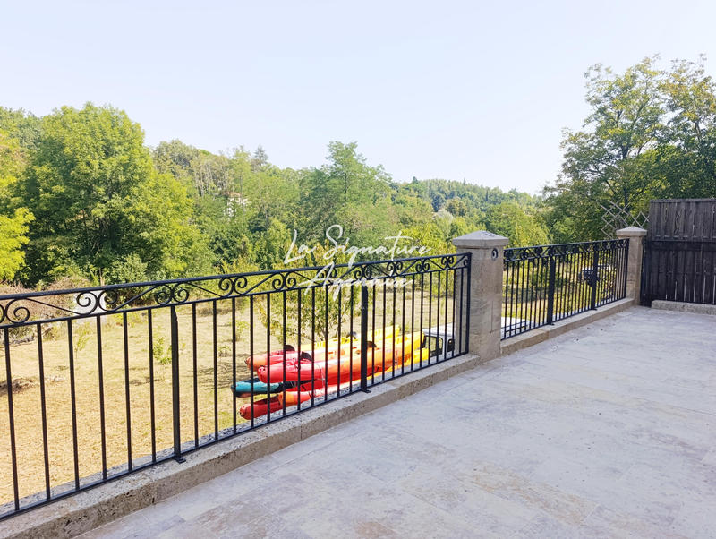 Propriété - 953 m² - 40 pièces